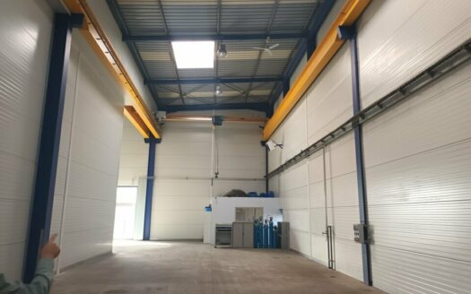 L LOCAL D'ACTIVITES de 420 m²
