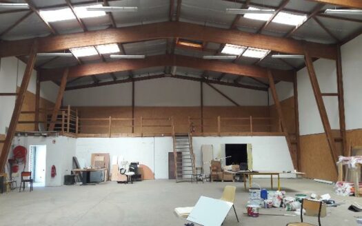 L LOCAL D'ACTIVITES de 634 m²