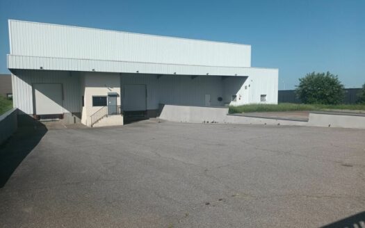 L LOCAL D'ACTIVITES de 1700 m²
