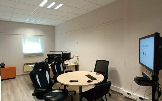 V LOCAL D'ACTIVITES de 200 m²