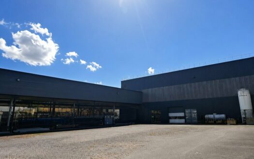 V LOCAL D'ACTIVITES de 7328 m²