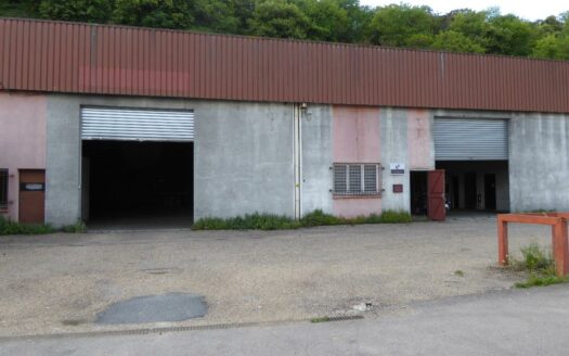 L LOCAL D'ACTIVITES de 924 m²