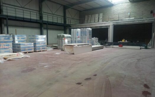 L LOCAL D'ACTIVITES de 935 m²